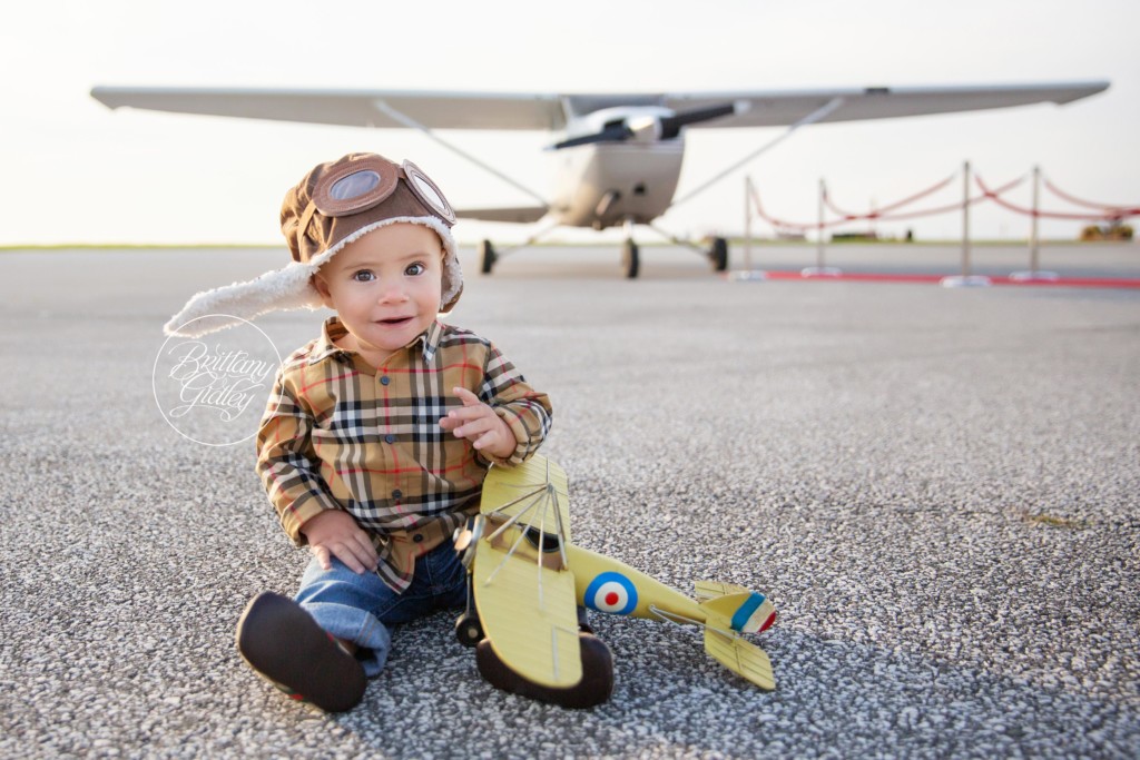 Airplane Themed Family Photos | Airplane Photo Shoot with Kids