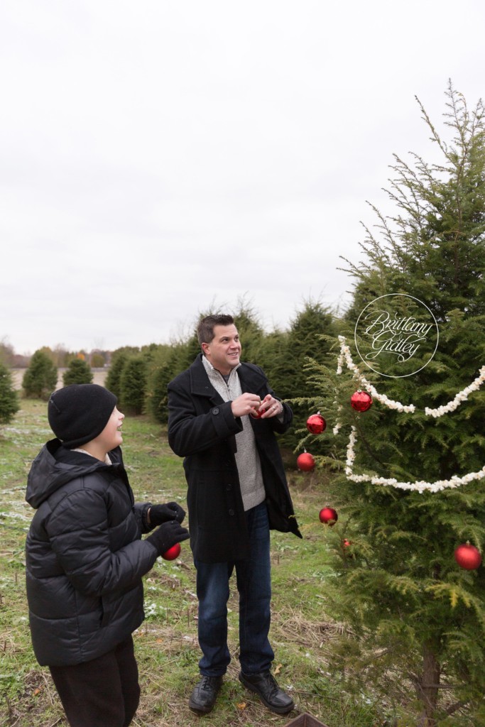 Tree Farm Photography | Decorating The Christmas Tree Photo Shoot in Cleveland Ohio