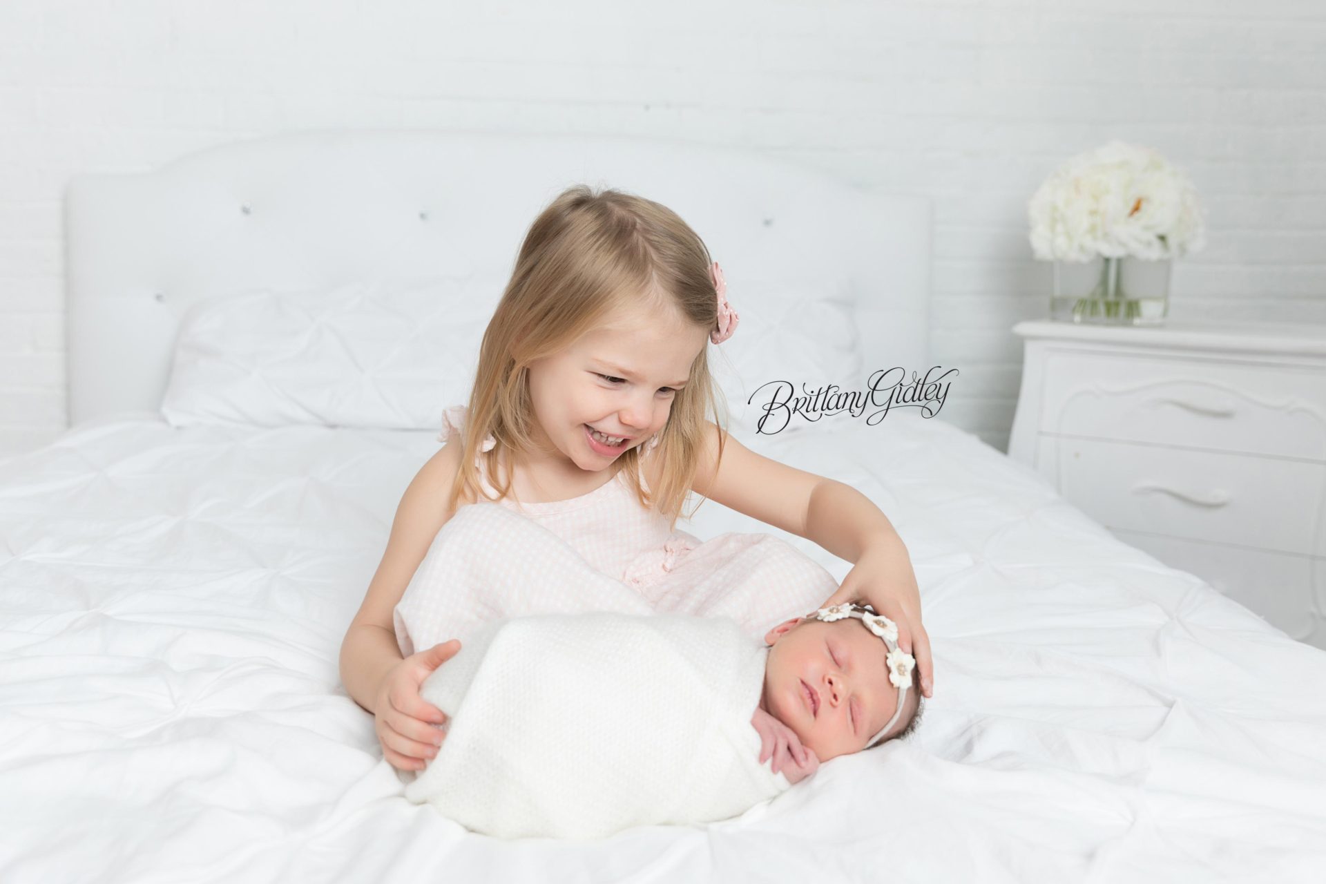Cleveland photography specializing in newborns babies and families.