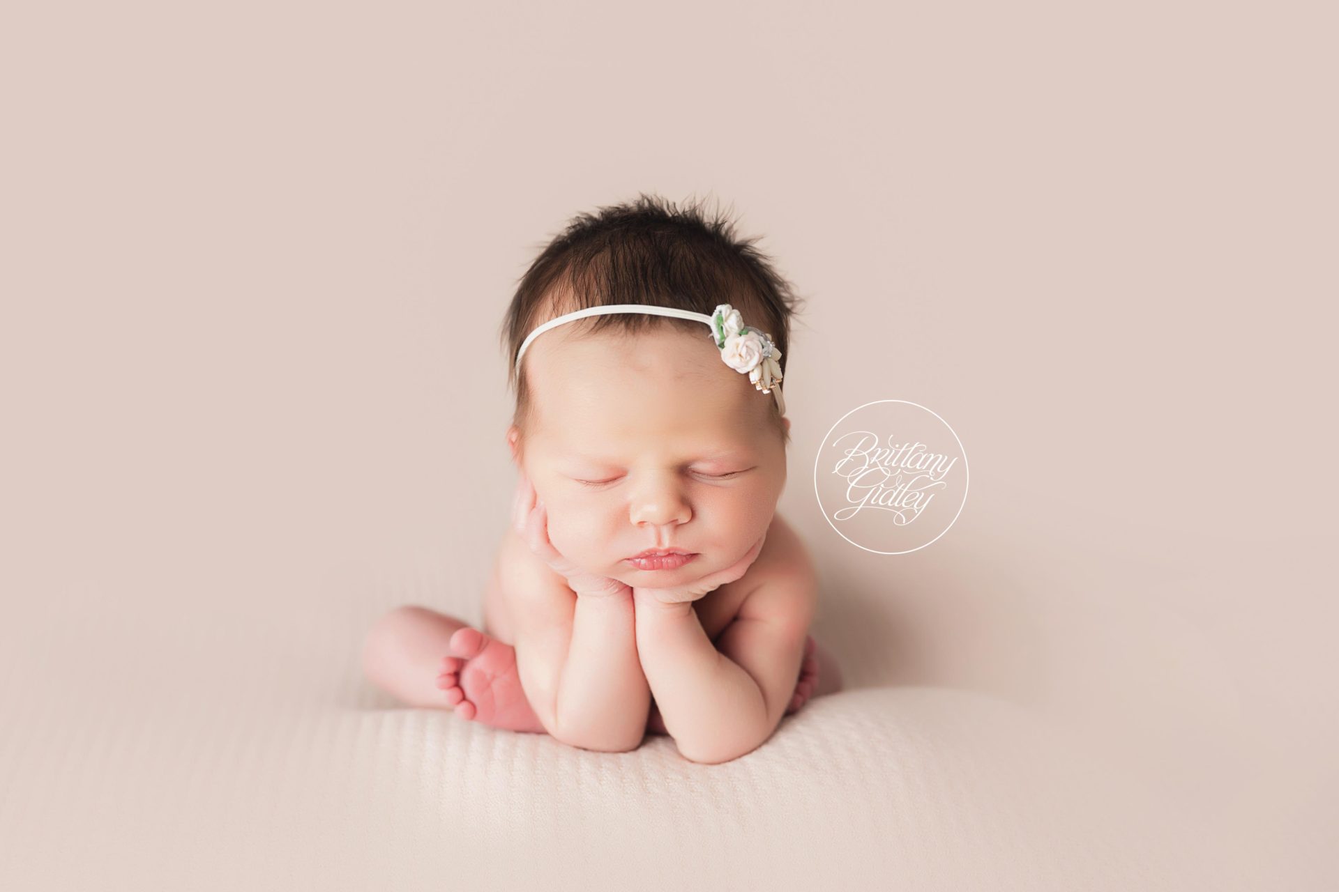 Froggy Pose | Newborn Photography Cleveland Ohio