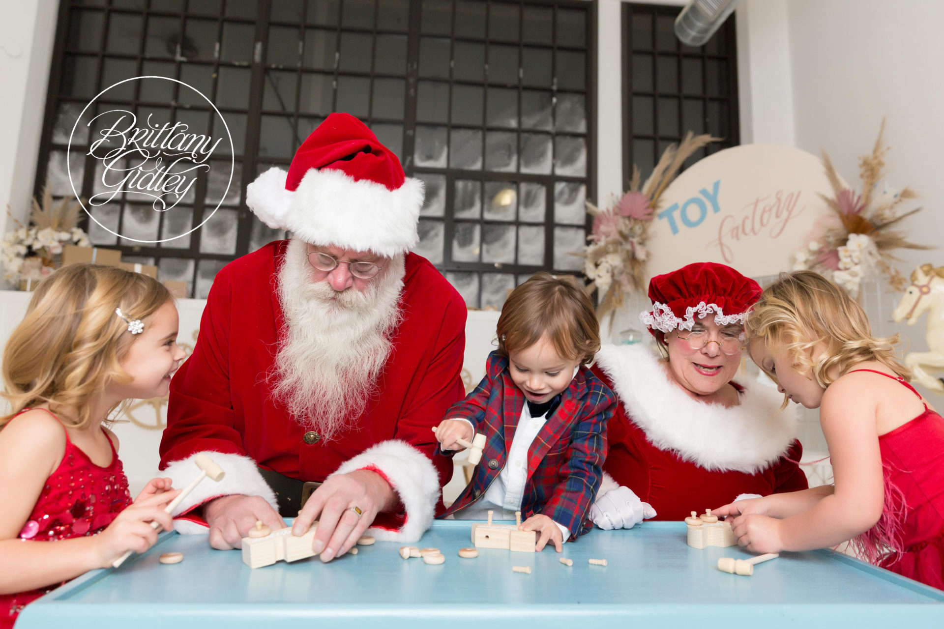Santa Photo Shoot With Kids and Family
