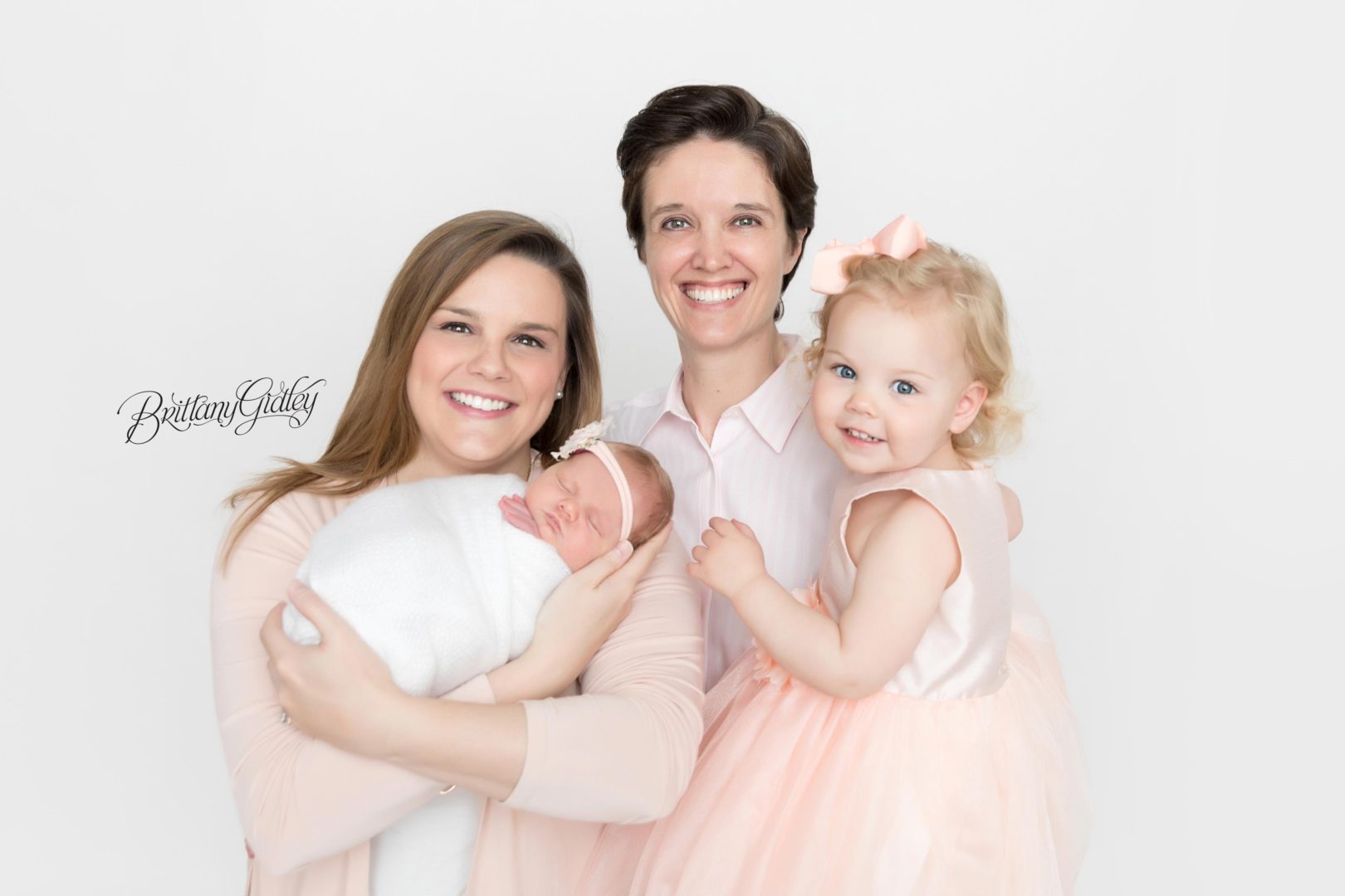 Newborn Baby & Family Photography studio in Cleveland Ohio and available for travel worldwide.