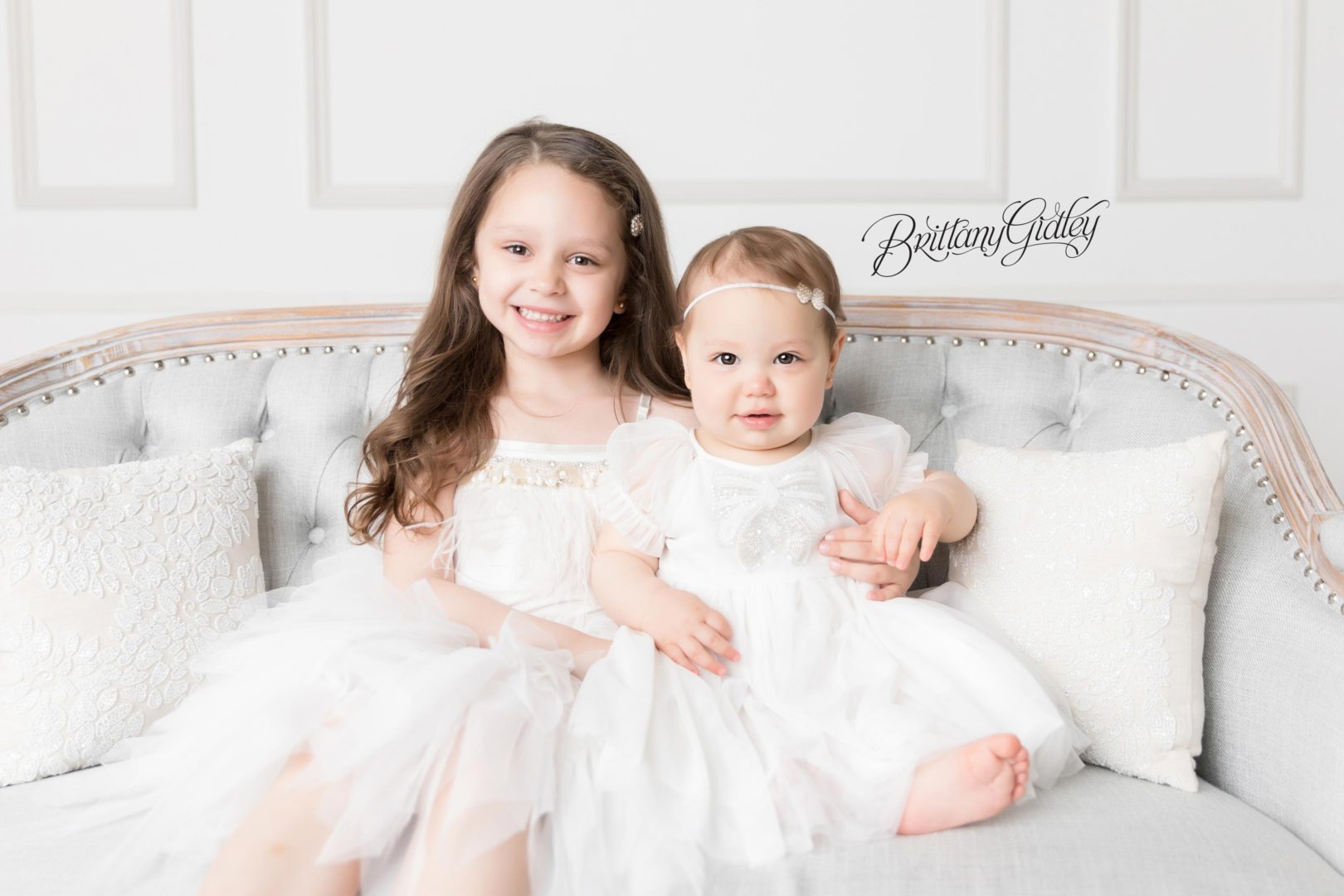 Sister Photo Shoot Inspiration | Cake Smash Photography | Vivianne 12 Months