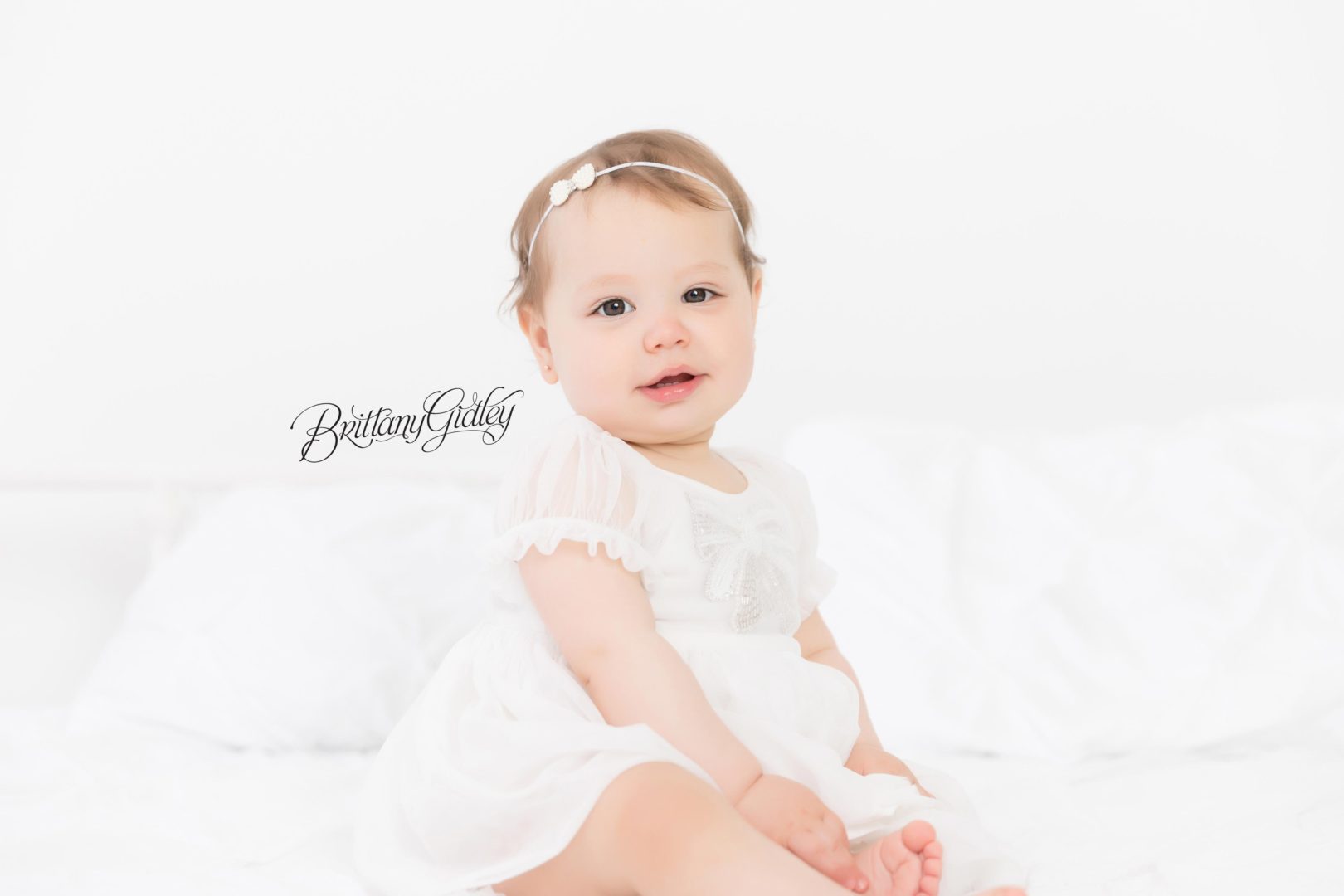 All White Photo Shoot Inspiration | Cake Smash Photography | Vivianne 12 Months