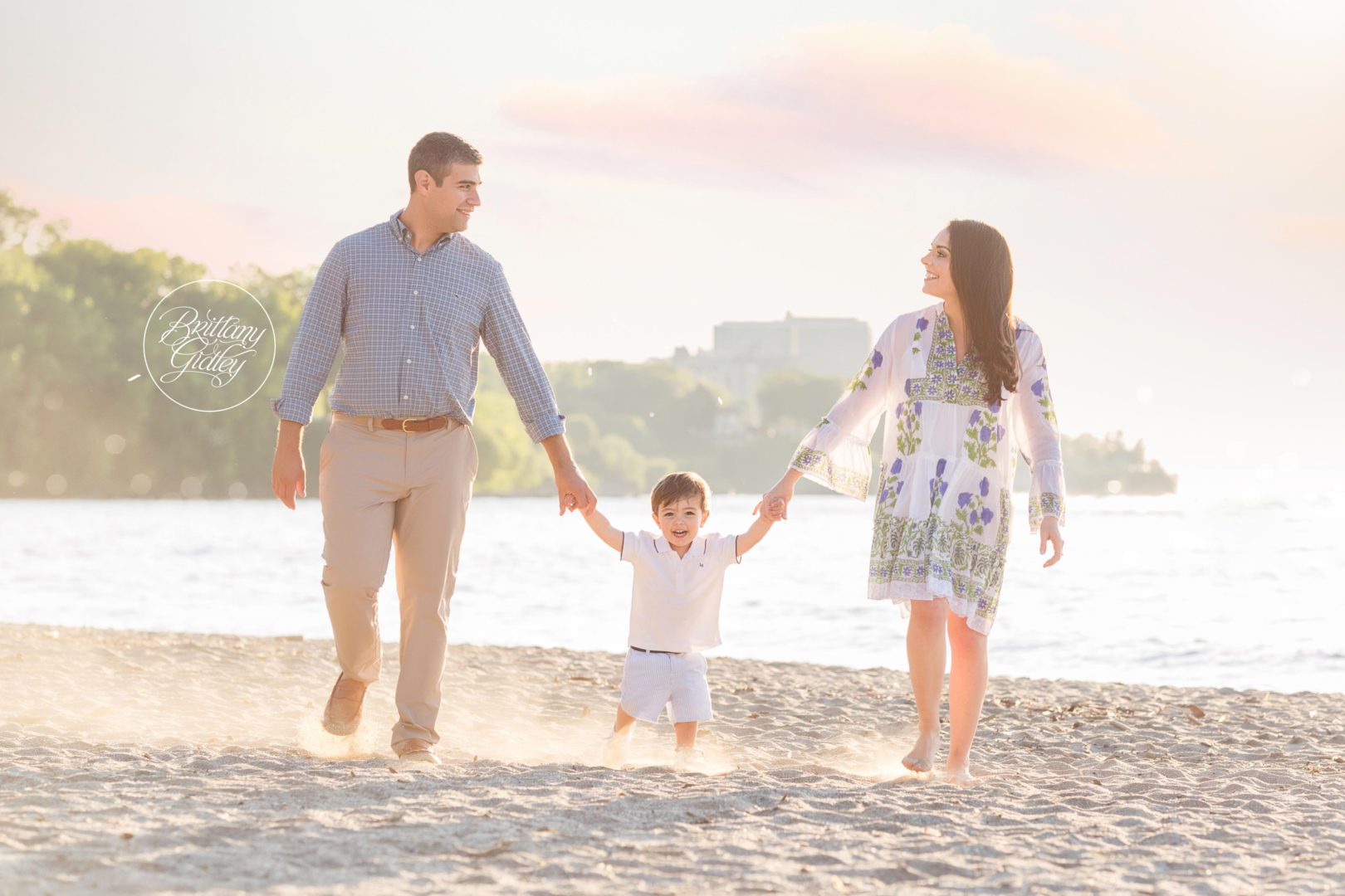 Extended Family Photography at Edgewater Beach in Cleveland Ohio