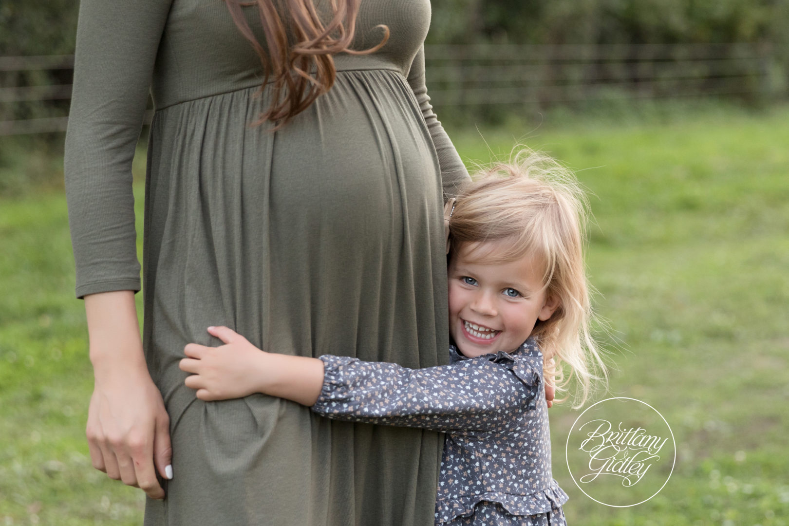 Life Is Better On The Farm Maternity Dream Session | The Conklin Family