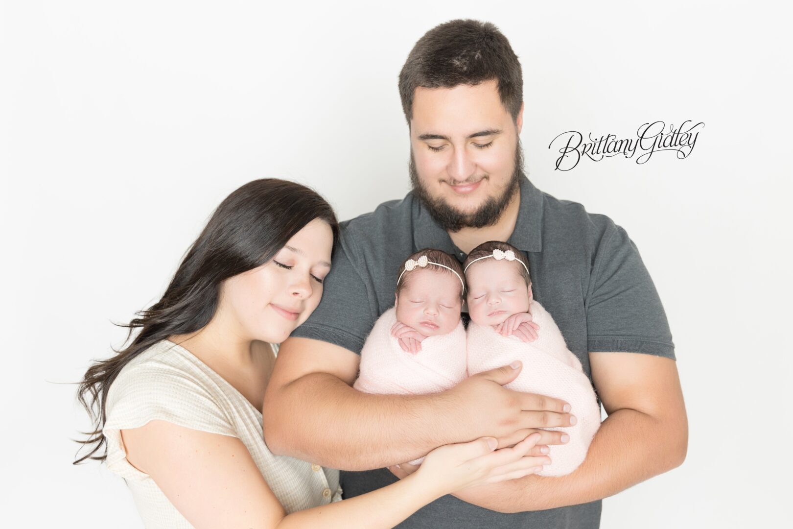 Newborn Twin Girls With Parents | Cleveland Newborn Twin Photographer | Introducing Anna and Ava