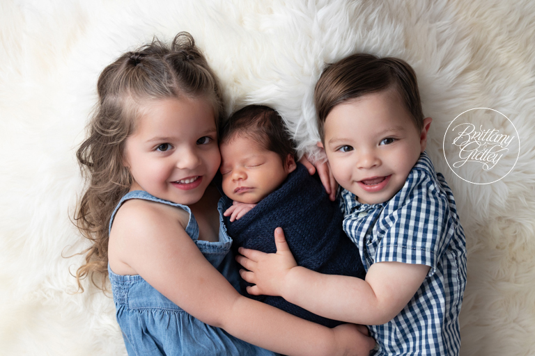 Cleveland Photographer of Siblings With Newborn
